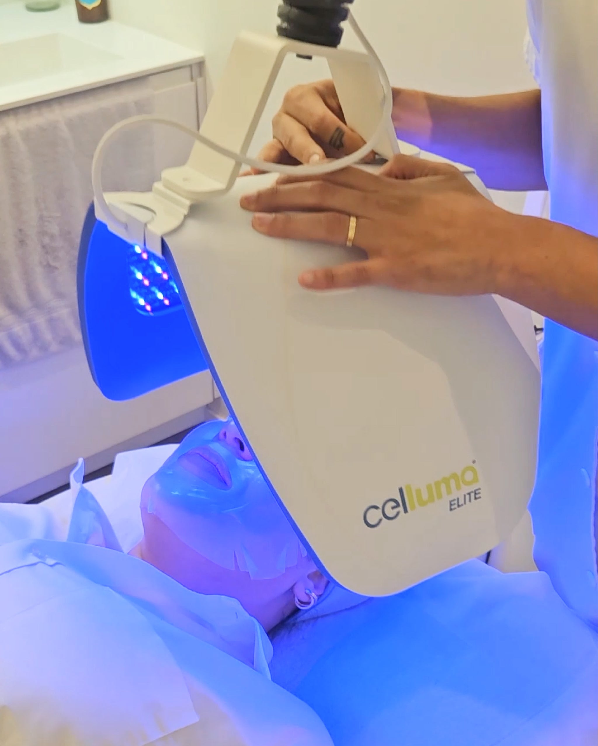 Séance de luminothérapie LED lumière bleue au centre SSSKIN à Genève